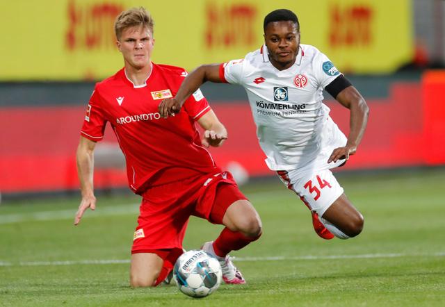 球星生日夜梅开二度，收获双喜（生日之夜两度破门，双喜临门）