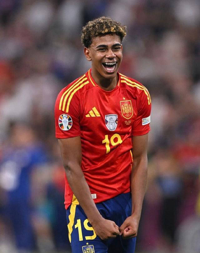 曼城与切尔西本轮积分榜争夺激烈（本轮曼城与切尔西积分榜之争白热化）