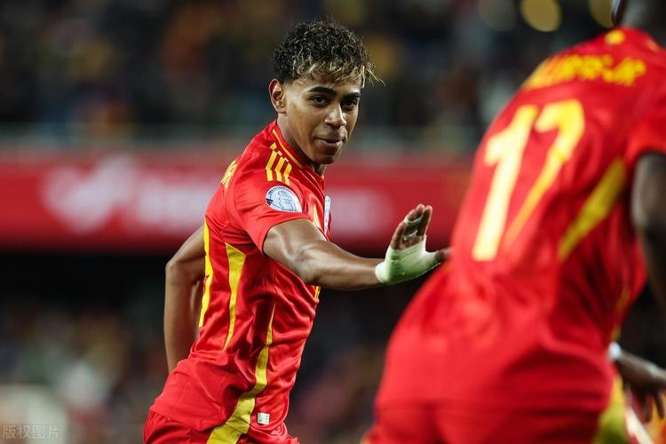 热刺为孙兴慜在街头绘制壁画，动作为其经典庆祝+捧杯（热刺致敬孙兴慜：街头壁画定格标志性庆祝与捧杯瞬间）