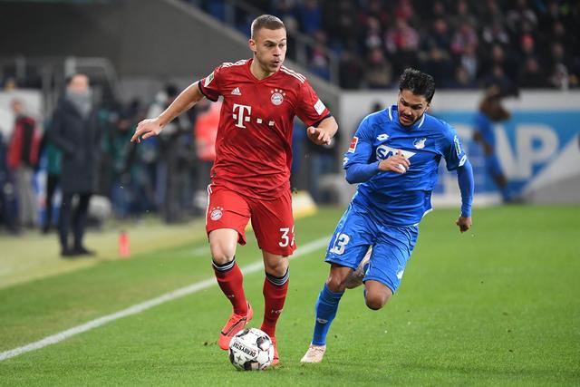 感谢恩师，出自崇明基地的海港球员将奖牌挂在徐根宝脖子上（致敬恩师，海港崇明出身球员将奖牌挂在徐根宝颈间）